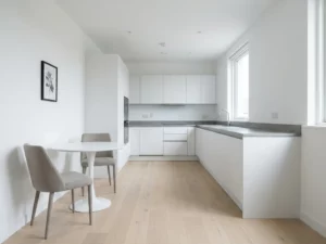 Helles Apartment mit Tulpen-Esstisch, greige Polsterstühlen, weißen Küchenschränken und hellem Eichenparkett in minimalistischem Stil.