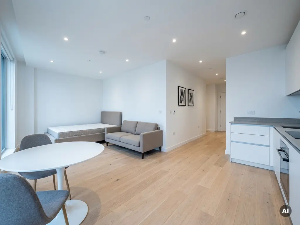 Minimalistisch eingerichtetes Apartment mit Greige-Bett, weißer Tulpen-Esstisch, hellen Holzböden und weißen Küchenfronten.